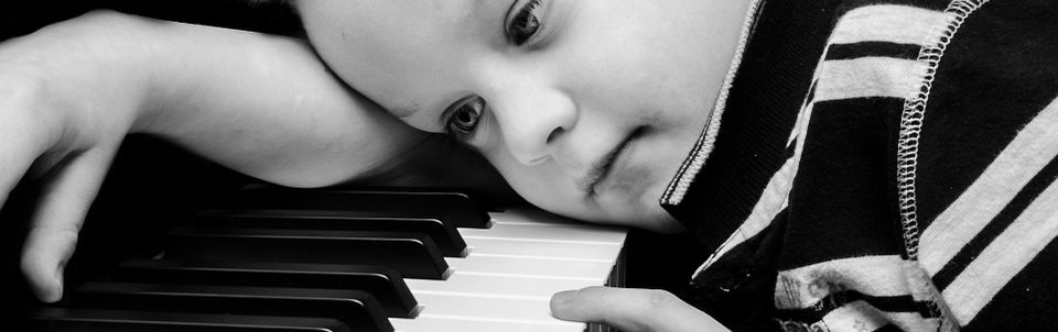 kinderen en keyboard leren spelen