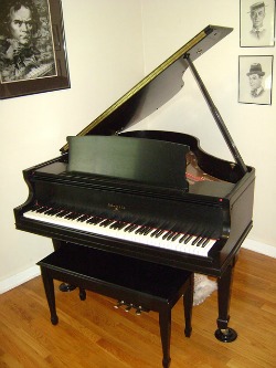 tweedehands piano kopen