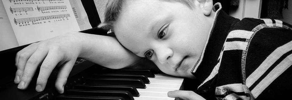 kind piano spelen