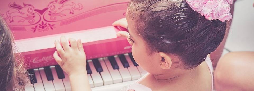 meisje op piano