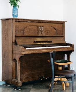 houten piano