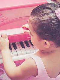 Een speelgoed piano