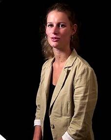 Elize van den Berg die pianoles staat te geven