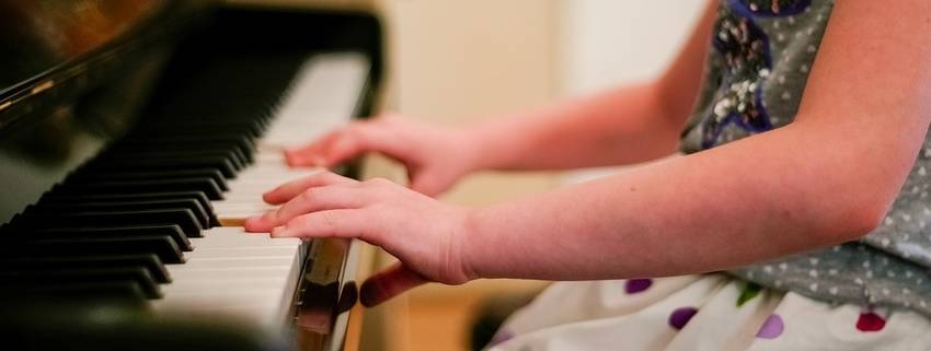 Een kind dat piano leert spelen door middel van kleuren