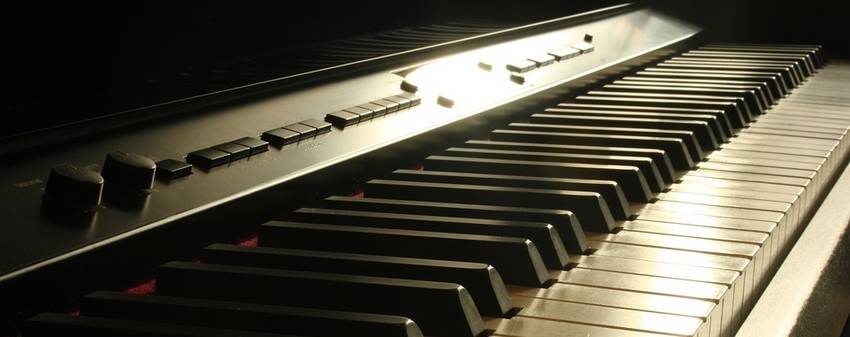 Een keyboard met veel verschillende knopjes